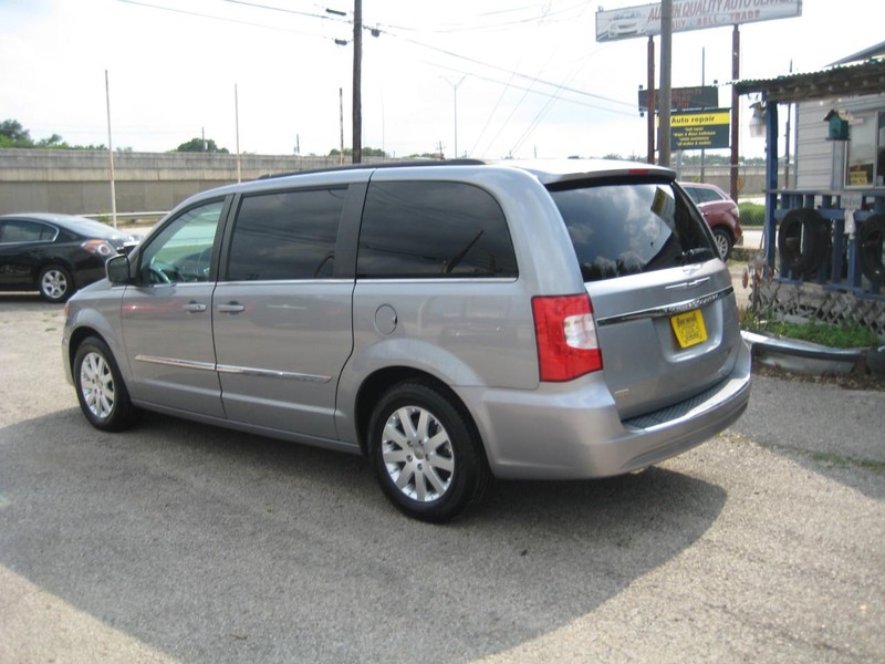 Chrysler Town & Country Vehicle Image 04