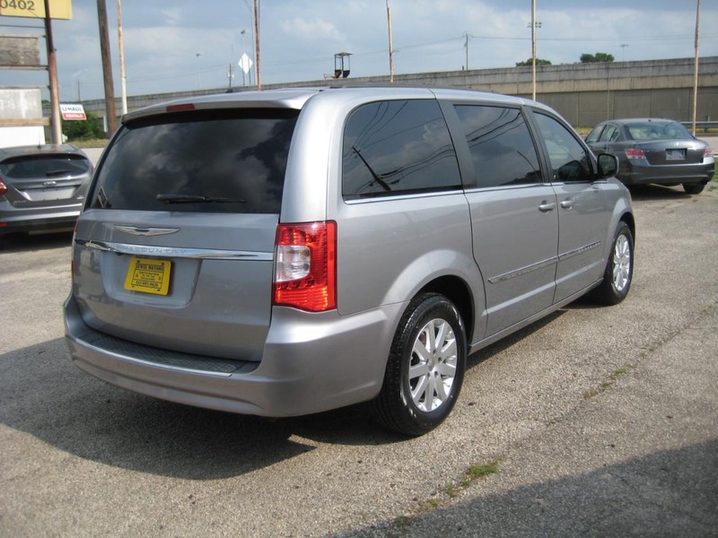Chrysler Town & Country Vehicle Image 05