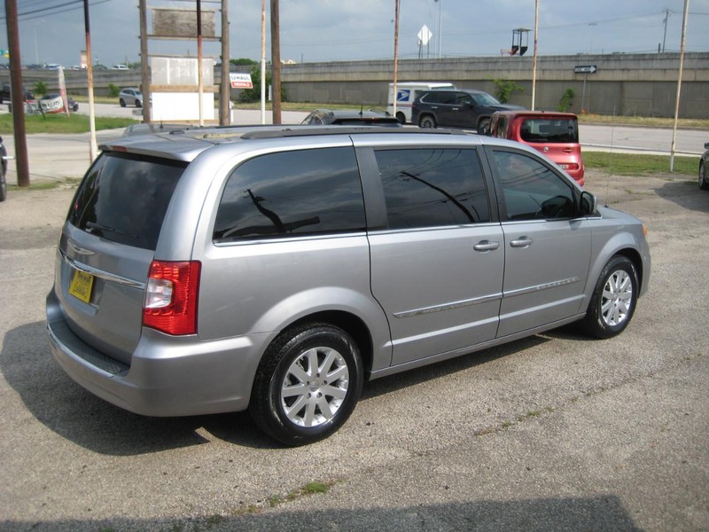 Chrysler Town & Country Vehicle Image 06