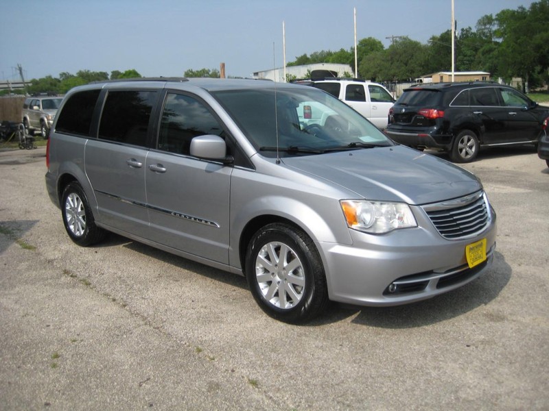 Chrysler Town & Country Vehicle Image 08