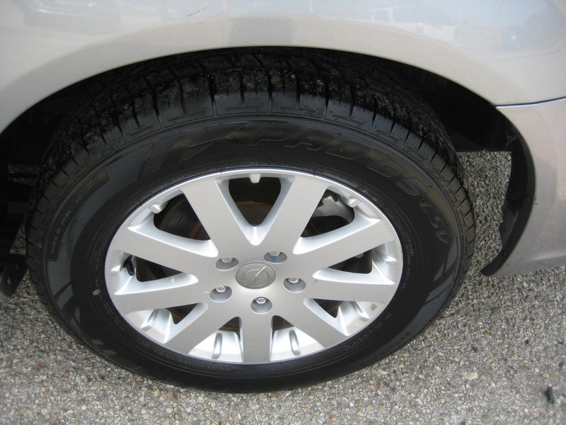 Chrysler Town & Country Vehicle Image 11
