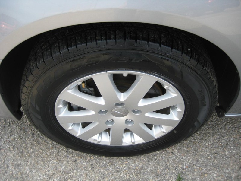 Chrysler Town & Country Vehicle Image 12