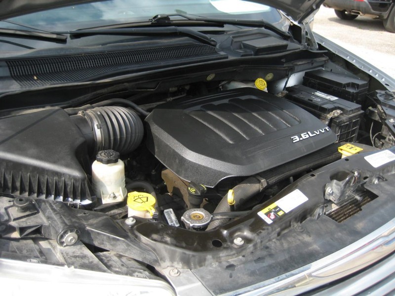 Chrysler Town & Country Vehicle Image 13