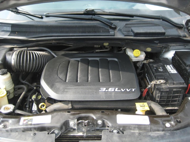 Chrysler Town & Country Vehicle Image 14