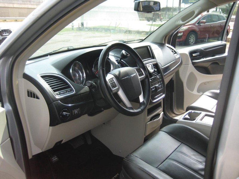 Chrysler Town & Country Vehicle Image 16