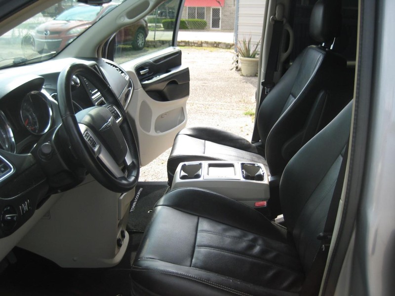 Chrysler Town & Country Vehicle Image 17