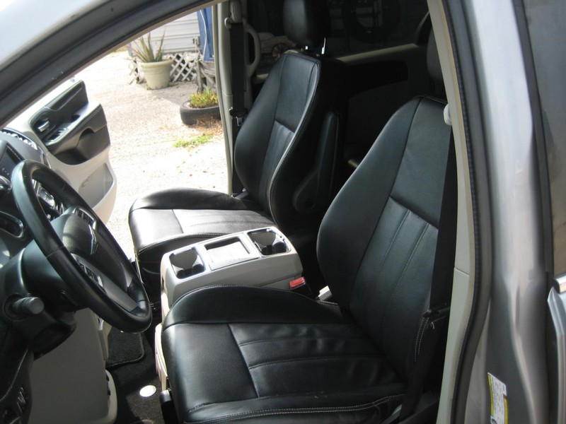 Chrysler Town & Country Vehicle Image 18