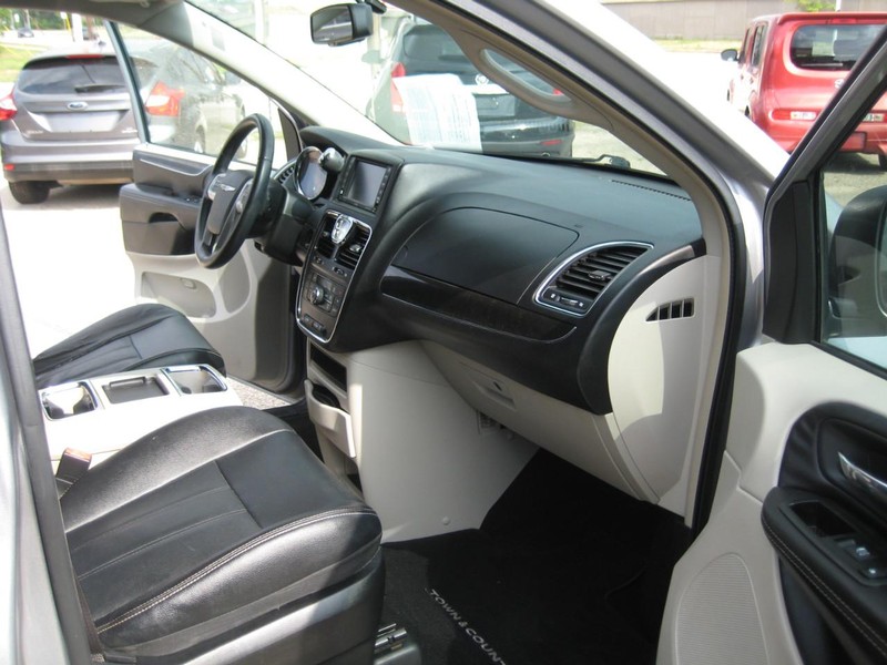 Chrysler Town & Country Vehicle Image 19
