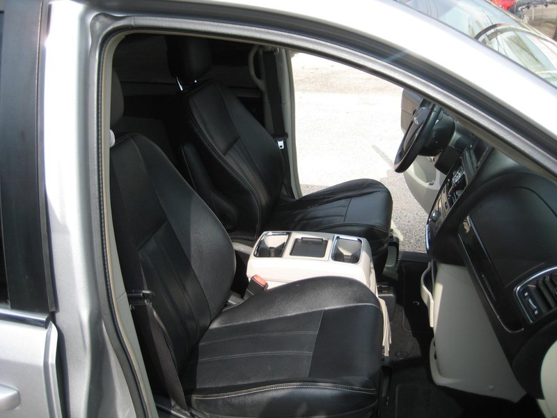 Chrysler Town & Country Vehicle Image 21