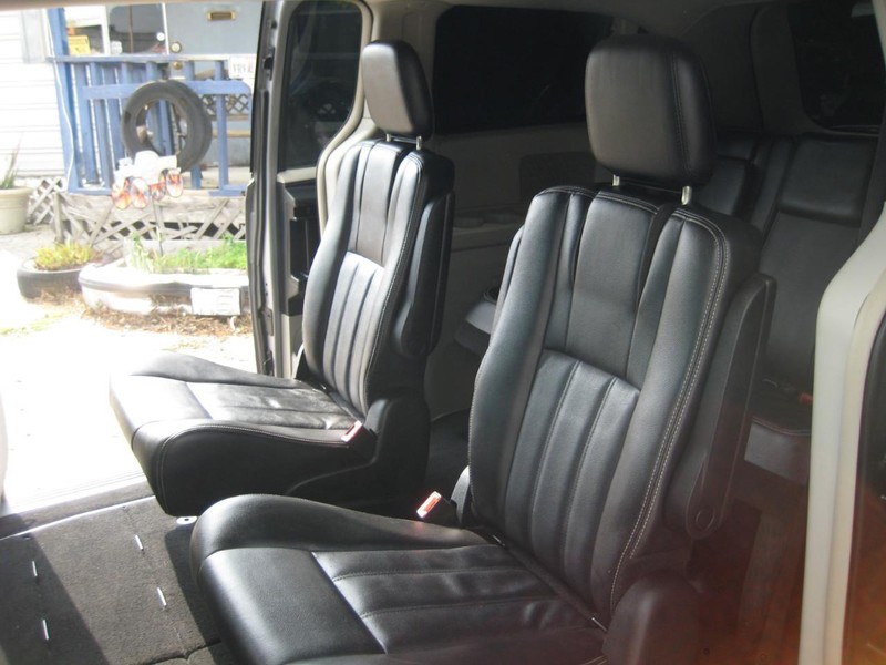 Chrysler Town & Country Vehicle Image 22