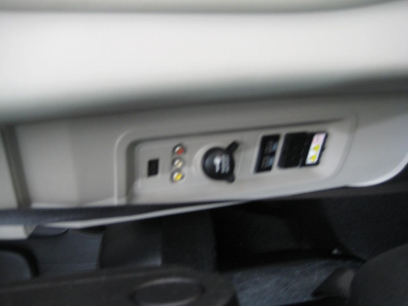 Chrysler Town & Country Vehicle Image 23