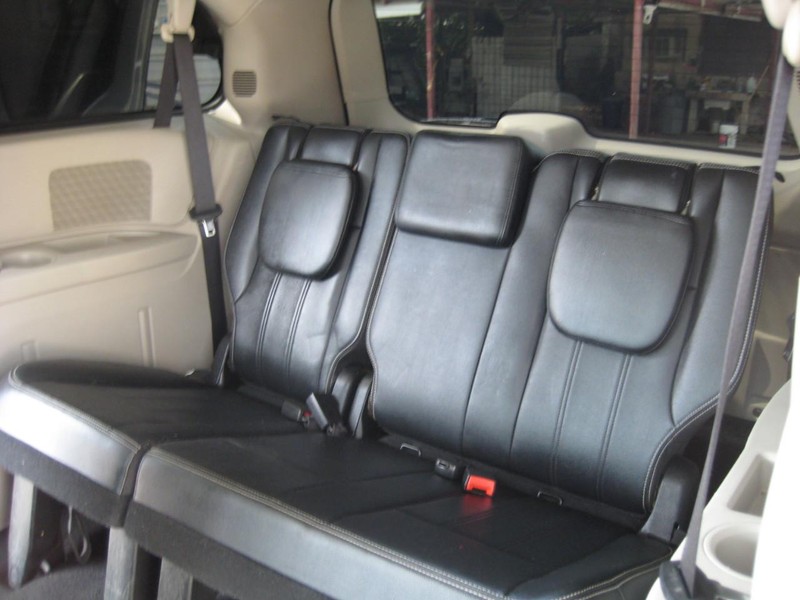 Chrysler Town & Country Vehicle Image 24