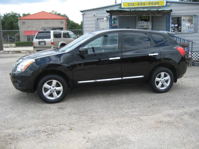 Nissan Rogue Vehicle Image 02