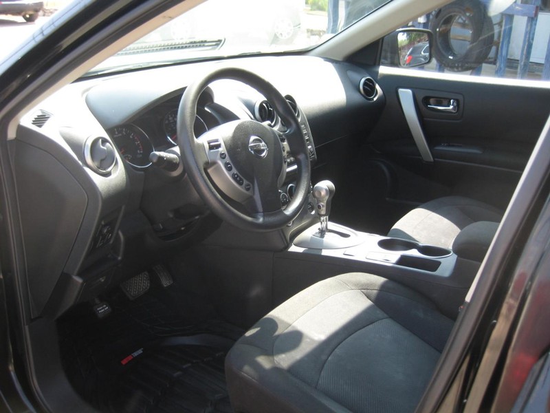 Nissan Rogue Vehicle Image 16