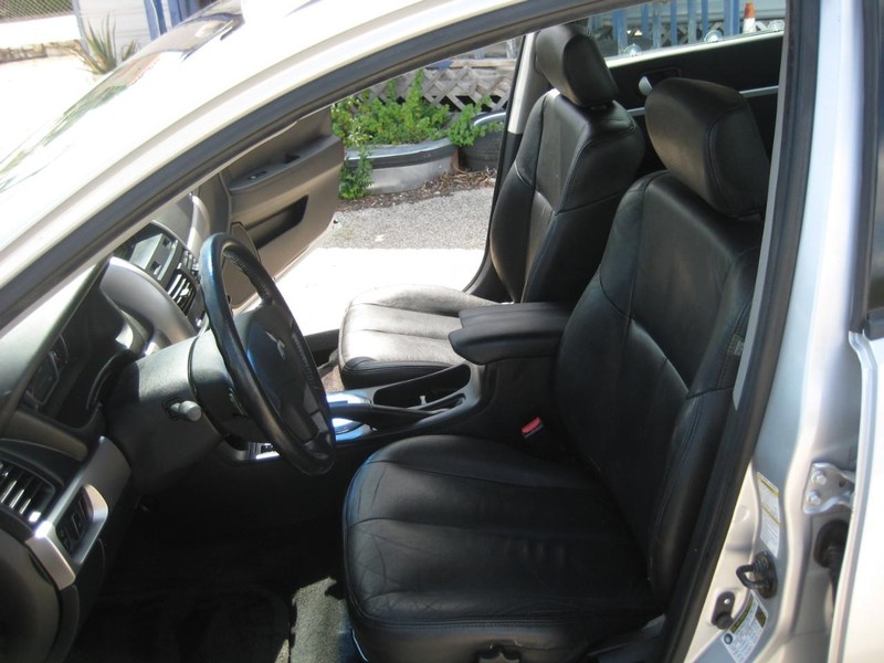 Mitsubishi Galant Vehicle Image 18