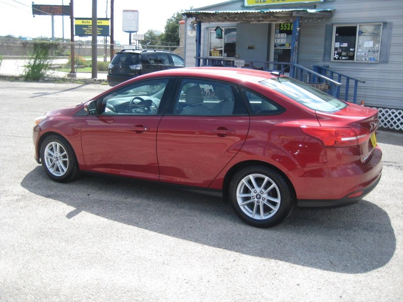 Ford Focus Sedan Vehicle Image 02
