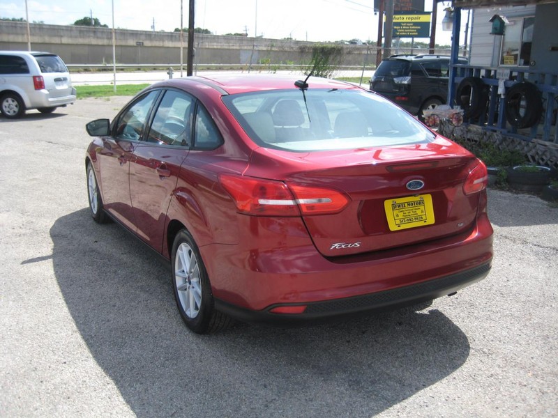 Ford Focus Sedan Vehicle Image 03