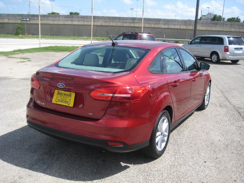 Ford Focus Sedan Vehicle Image 04