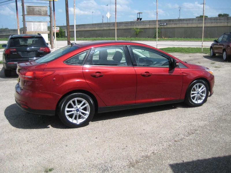 Ford Focus Sedan Vehicle Image 05