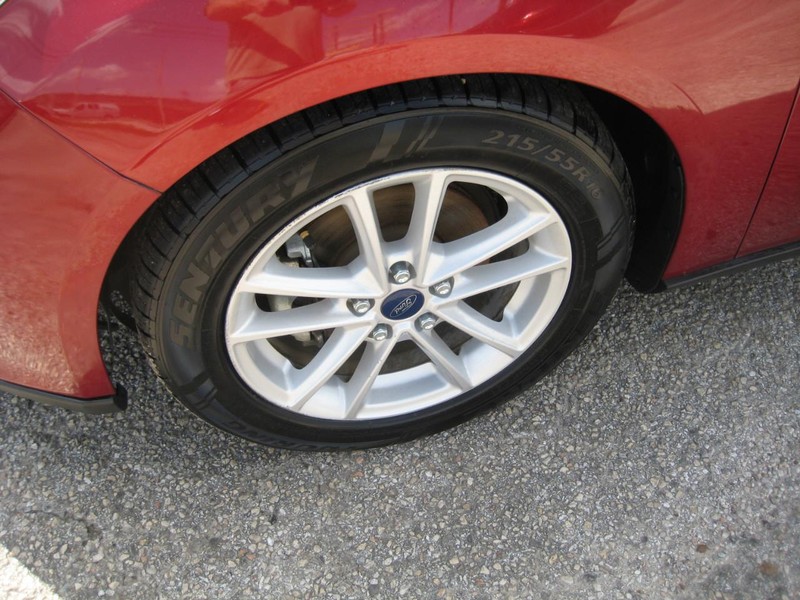 Ford Focus Sedan Vehicle Image 08