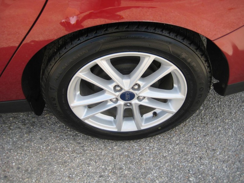 Ford Focus Sedan Vehicle Image 09