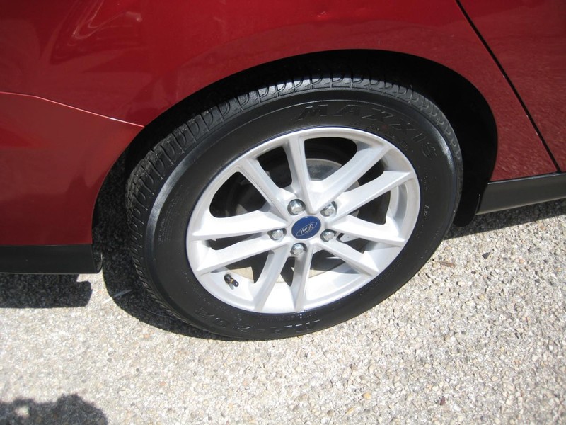 Ford Focus Sedan Vehicle Image 10