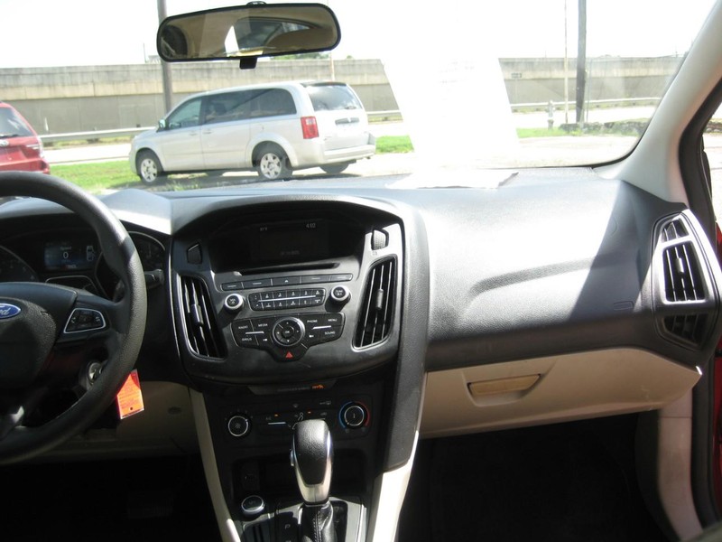 Ford Focus Sedan Vehicle Image 12