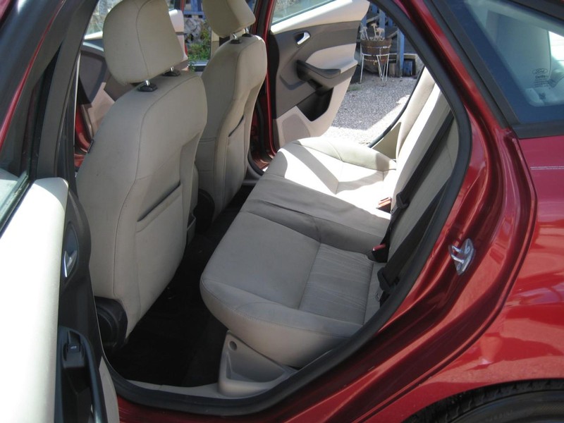 Ford Focus Sedan Vehicle Image 14