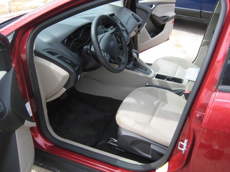 Ford Focus Sedan Vehicle Image 15
