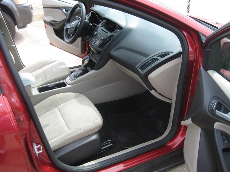 Ford Focus Sedan Vehicle Image 17