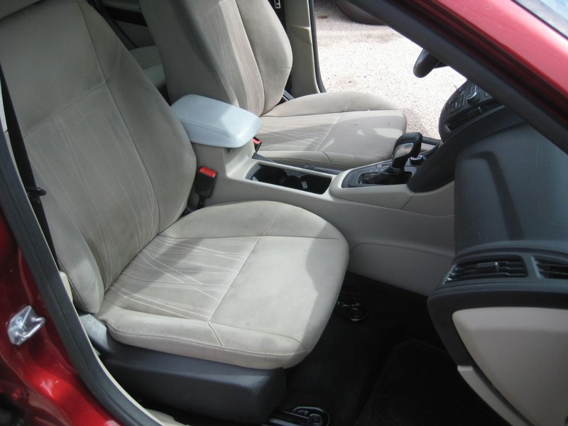 Ford Focus Sedan Vehicle Image 18