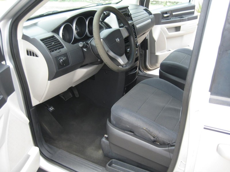 Dodge Grand Caravan Vehicle Image 21
