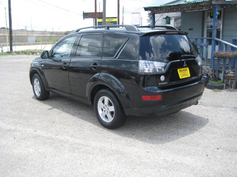 Mitsubishi Outlander Vehicle Image 04