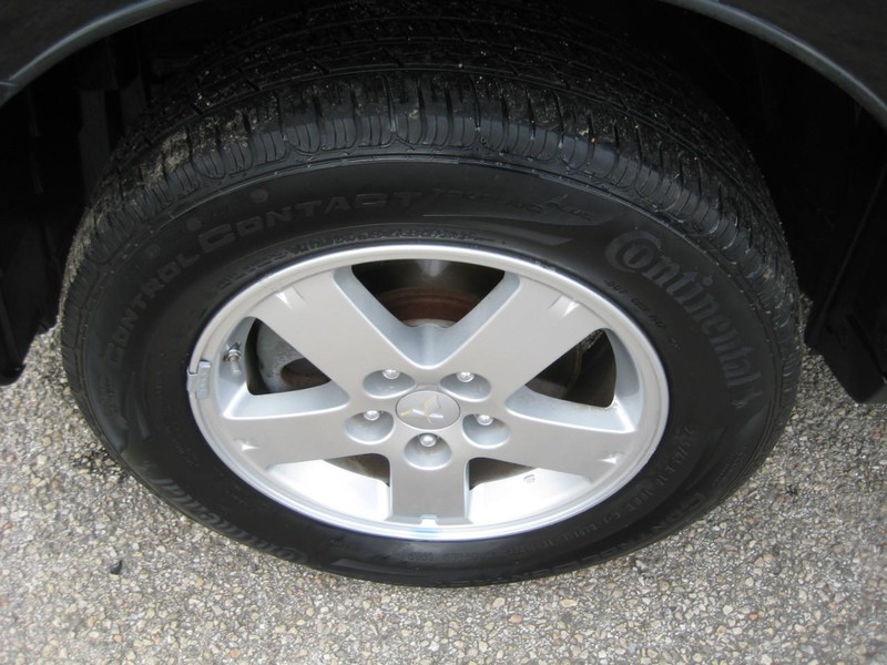 Mitsubishi Outlander Vehicle Image 12