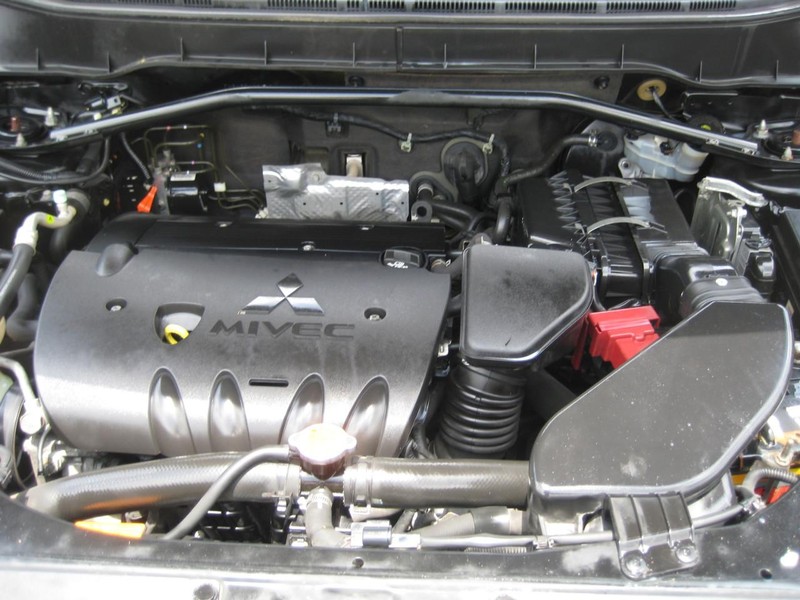 Mitsubishi Outlander Vehicle Image 14