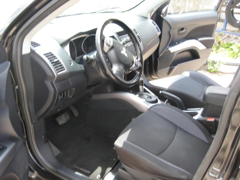 Mitsubishi Outlander Vehicle Image 16