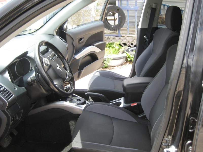 Mitsubishi Outlander Vehicle Image 17