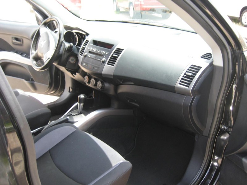 Mitsubishi Outlander Vehicle Image 19