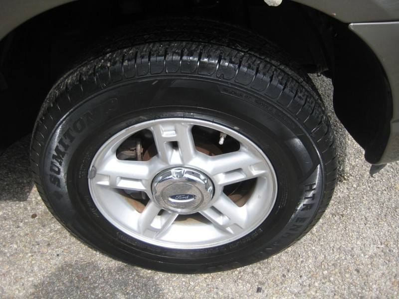 Ford Explorer Vehicle Image 09