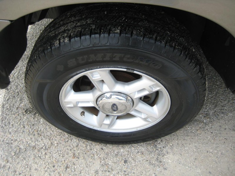 Ford Explorer Vehicle Image 12