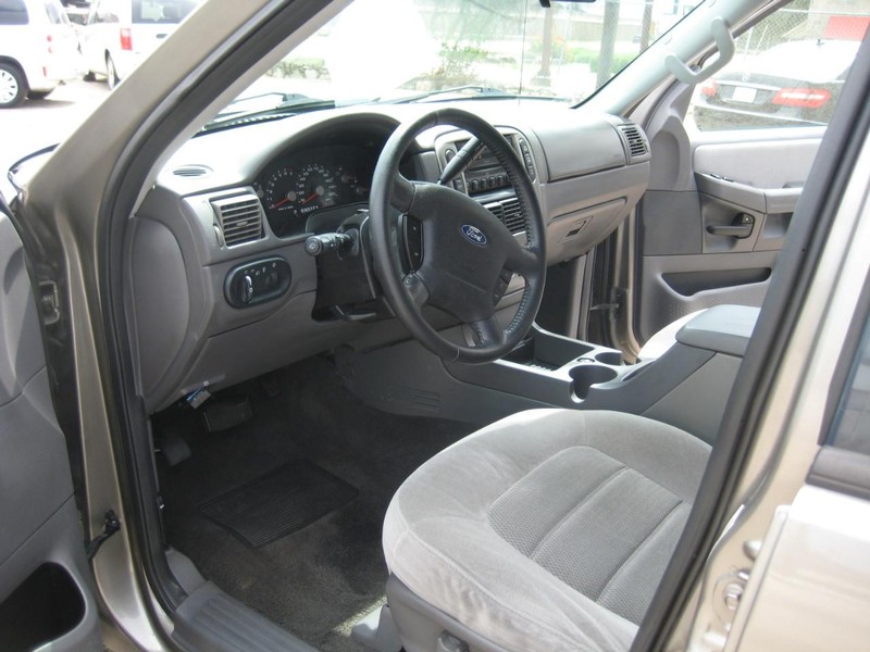 Ford Explorer Vehicle Image 16