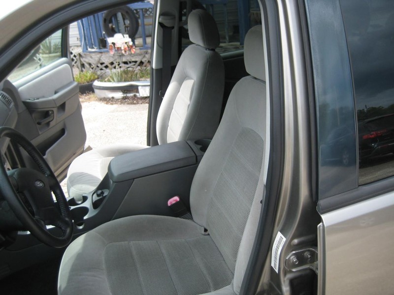 Ford Explorer Vehicle Image 18