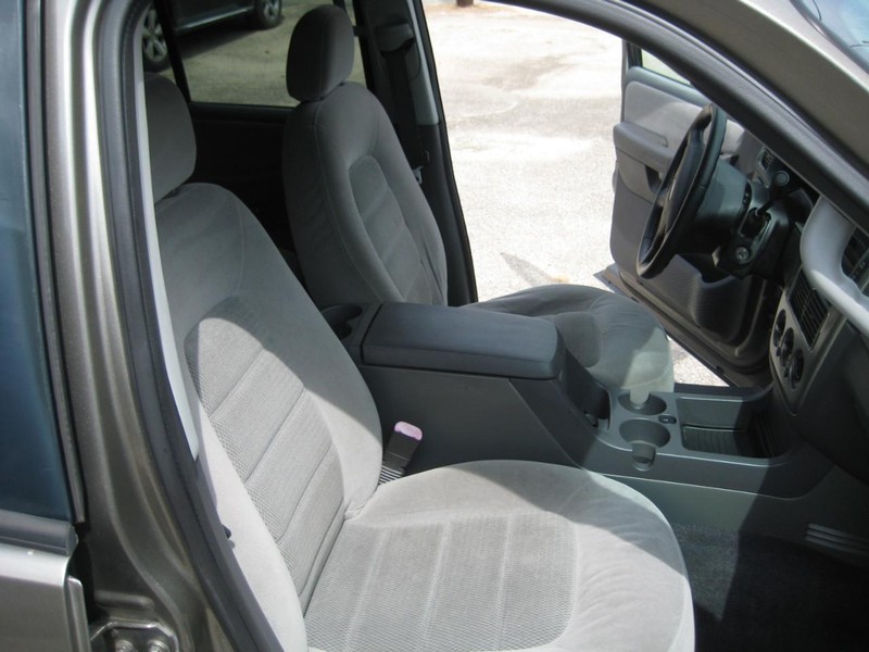 Ford Explorer Vehicle Image 21