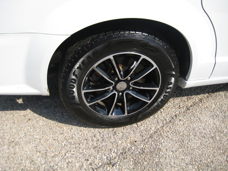 Dodge Grand Caravan Vehicle Image 10