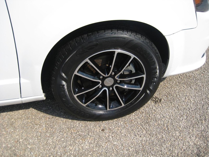 Dodge Grand Caravan Vehicle Image 11
