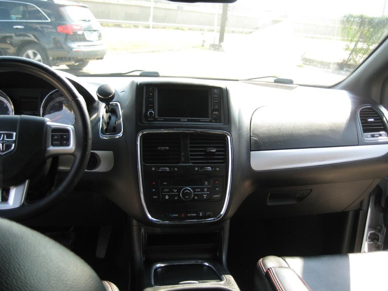 Dodge Grand Caravan Vehicle Image 16