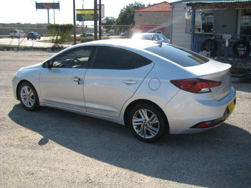 Hyundai Elantra Vehicle Image 02