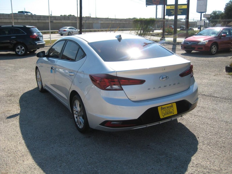 Hyundai Elantra Vehicle Image 03