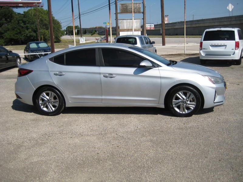 Hyundai Elantra Vehicle Image 05