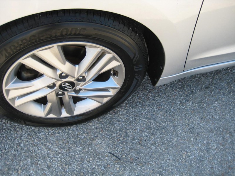 Hyundai Elantra Vehicle Image 08